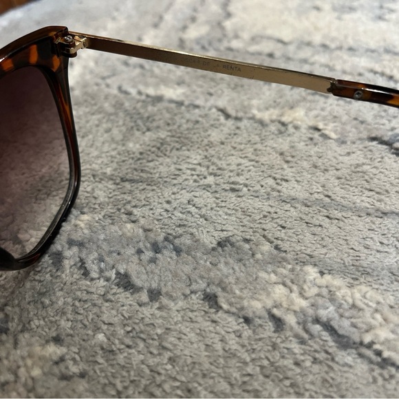 Oscar de la Renta  Tortoise Sunglasses Scratched Lenses - Picture 9 of 9